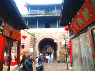 湘西鳳凰古城報(bào)團(tuán)多少錢_湘西鳳凰古城跟團(tuán)還是自由行_跟團(tuán)湘西鳳凰古城旅游價(jià)格表