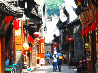 湘西鳳凰古城報(bào)團(tuán)多少錢_湘西鳳凰古城跟團(tuán)還是自由行_跟團(tuán)湘西鳳凰古城旅游價(jià)格表