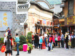湘西鳳凰古城報(bào)團(tuán)多少錢_湘西鳳凰古城跟團(tuán)還是自由行_跟團(tuán)湘西鳳凰古城旅游價(jià)格表