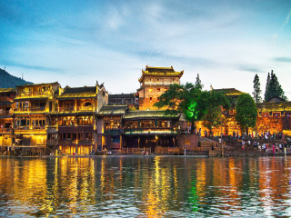 湘西鳳凰古城報(bào)團(tuán)多少錢_湘西鳳凰古城跟團(tuán)還是自由行_跟團(tuán)湘西鳳凰古城旅游價(jià)格表