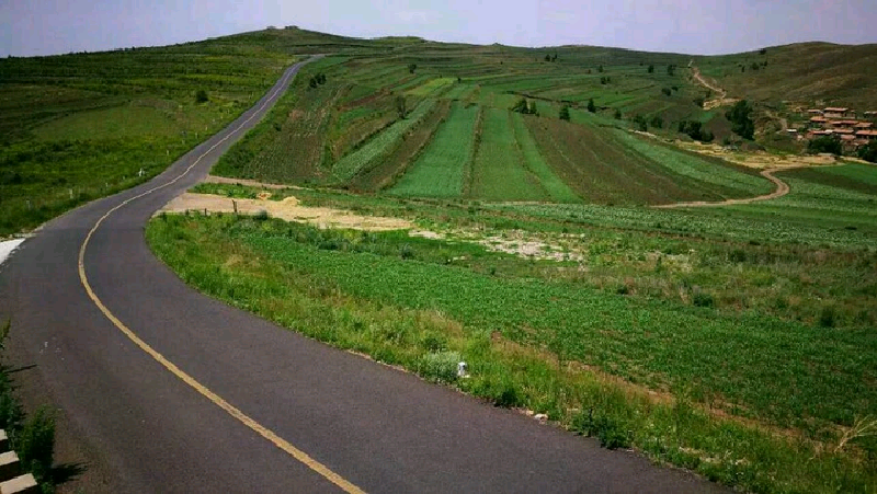 草原天路位于张北南野狐岭高速口,野狐岭也就是草原天路中段,天路分