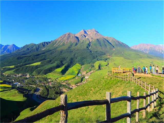 卓尔山景区项目建设地位于祁连县八宝镇,紧靠八宝河与藏区神山阿咪东