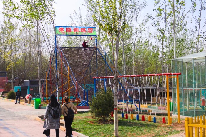 第三站司徒小镇,位于晋城市区中心东北,司徒村是一个典型的城郊村,由于毗邻晋煤,紧靠市区,喧嚣热闹近在咫尺,司徒村不得不重新定位。随着不断投入建设,这座现代都市农业示范园已成为集特色餐饮、休闲娱乐、农耕体验、旅游购物、文化演艺等为一体的司徒小镇,成为山西民俗旅游新景区。 小镇中心区有一家动物园,里面陈列着一些动物,过道上放了一些儿童玩耍的设施,二十元的票价还是良心的。