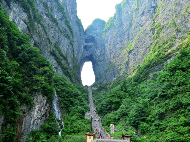 张家界+猛洞河漂流+芙蓉镇+森林公园+天门山+凤凰古城4日游20人小团