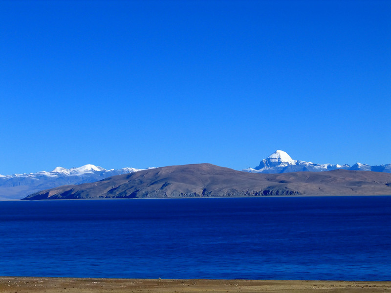玛旁雍错又称玛法木错,藏语意为"无能胜湖"