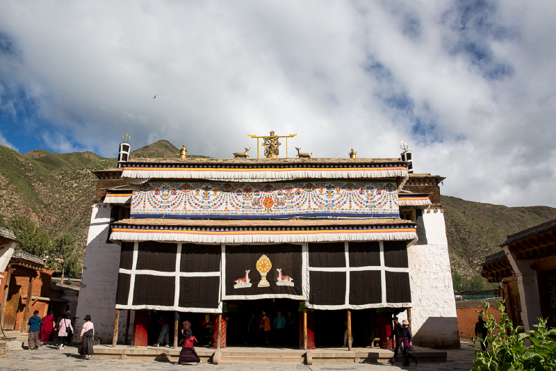 在 拉卜楞寺 有个藏医门诊,在那里可以买一包(限量一人一包)洁白丸