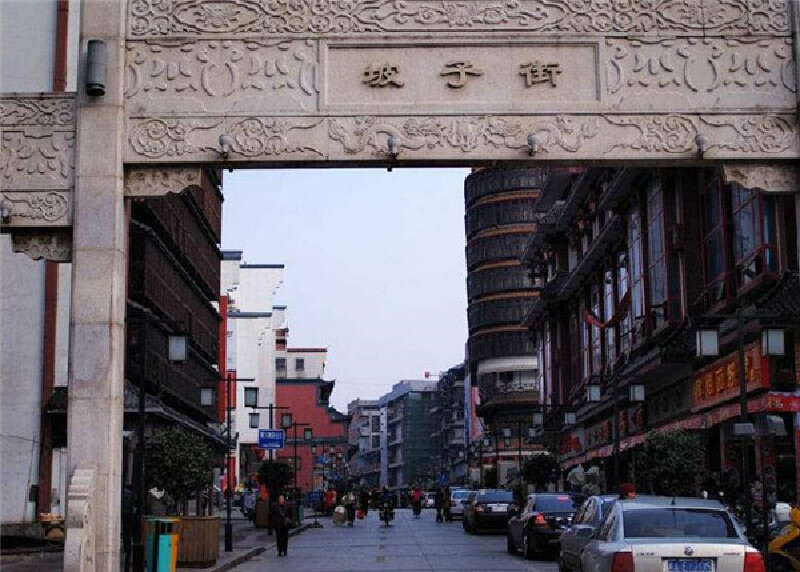 太平街不远的地方就是大名鼎鼎的坡子街,这条街上的美食以长沙一些老