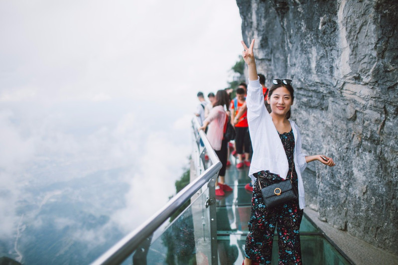 玻璃栈道出来以后,有租民族服装拍照的