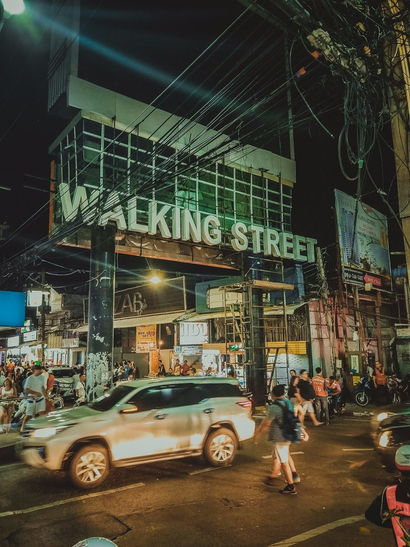 双条由北至南的终点就是walkingstreet,人,非常非常多!