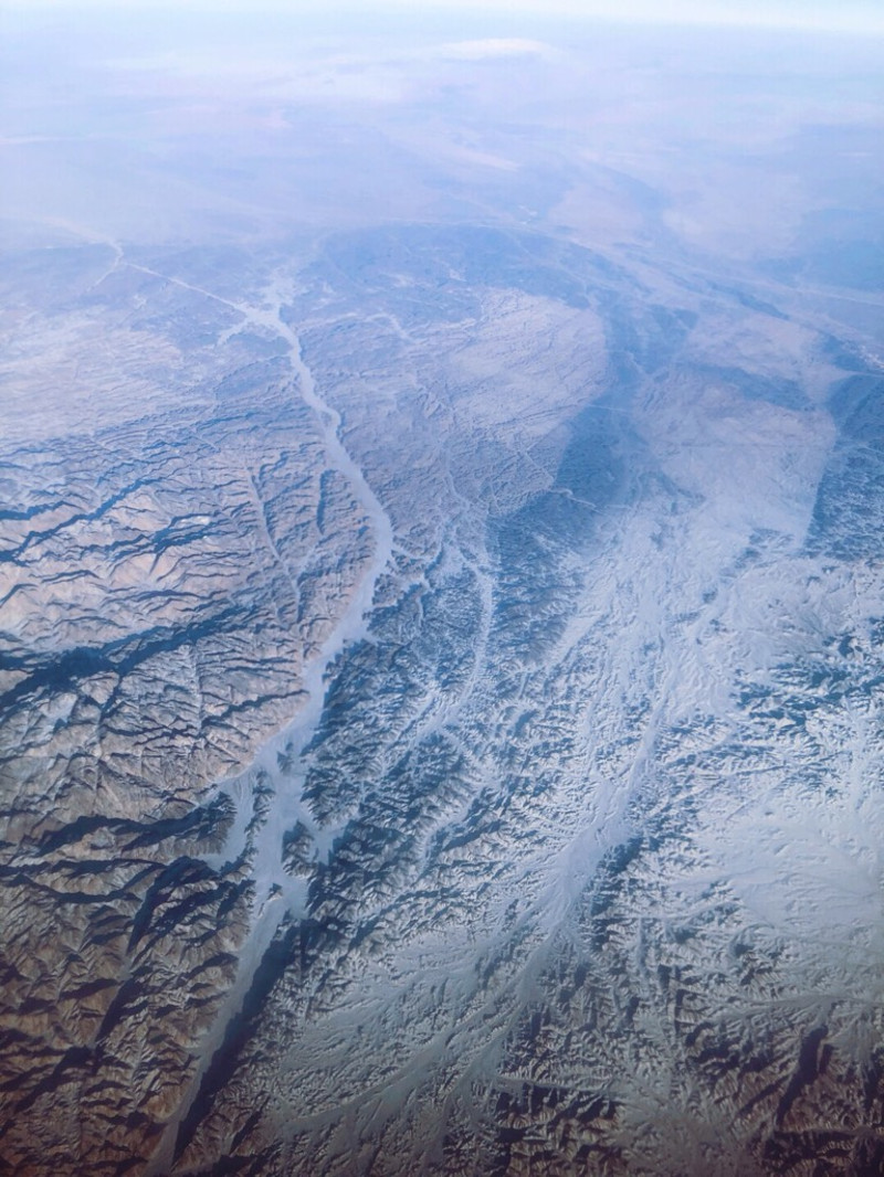 况且飞机上看到的雪山与在地面上看到的雪山又是一种不一样的感觉