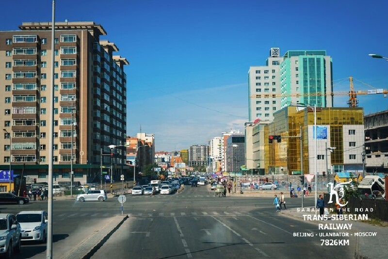 火车进入市区后缓慢行驶,窗外都是 乌兰巴托