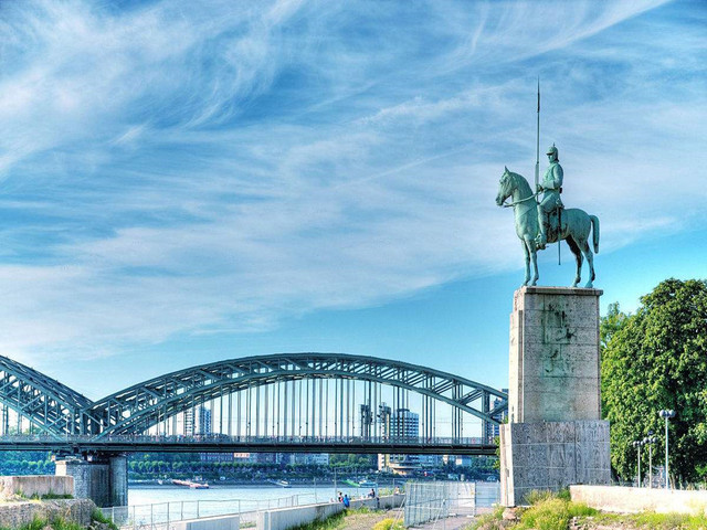 霍亨索伦桥:霍亨索伦桥横跨莱茵河,是和科隆