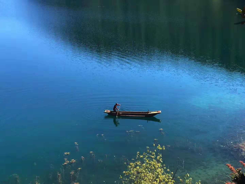 人在湖中划船,尤似空中行!