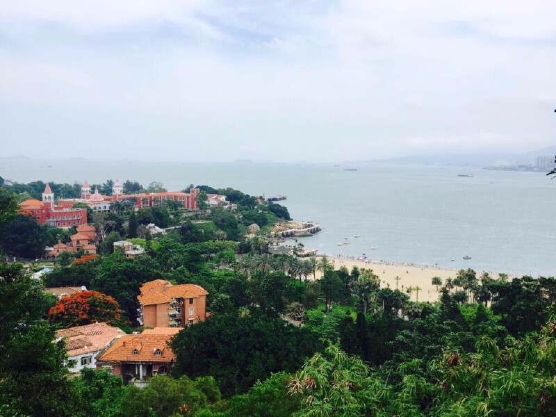 鼓浪屿(英文:Kulangsu) 原名圆沙洲,别名圆洲仔,南宋时期命五龙屿,明朝改称鼓浪屿。因岛西南方海滩上有一块两米多高、中有洞穴的礁石,每当涨潮水涌,浪击礁石,声似擂鼓,人们称鼓浪石,鼓浪屿因此而得名。因涨潮水涌,浪击礁石,声似擂鼓而得名。鼓浪屿街道短小,纵横交错,是厦门最大的一个屿。 鼓浪屿全岛的绿地覆盖率超过40%,植物种群丰富,各种乔木、灌木、藤木、地被植物共90余科,1000余种。代表景点有:日光岩、菽庄花园、皓月园、毓园、鼓浪石、鼓浪屿钢琴博物馆、郑成功纪念馆、海底世界、天