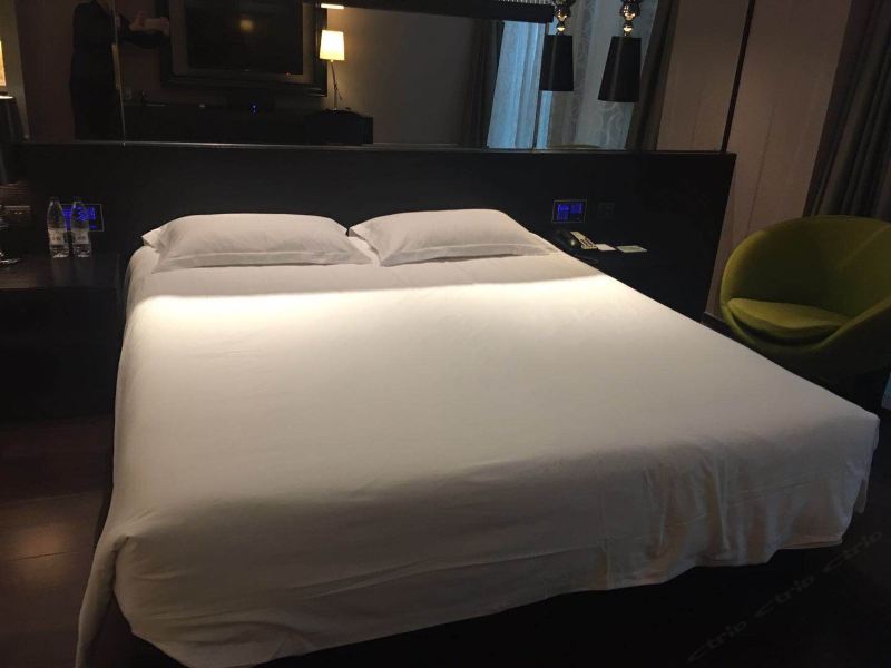 hotelPic