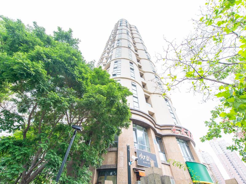 大连倚楼听雨公寓