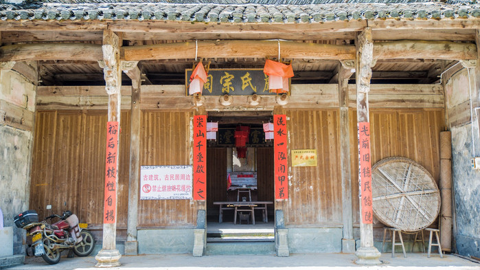 现在的严家古村内依然还留有一座严氏宗祠,而且充满了历史沧桑感