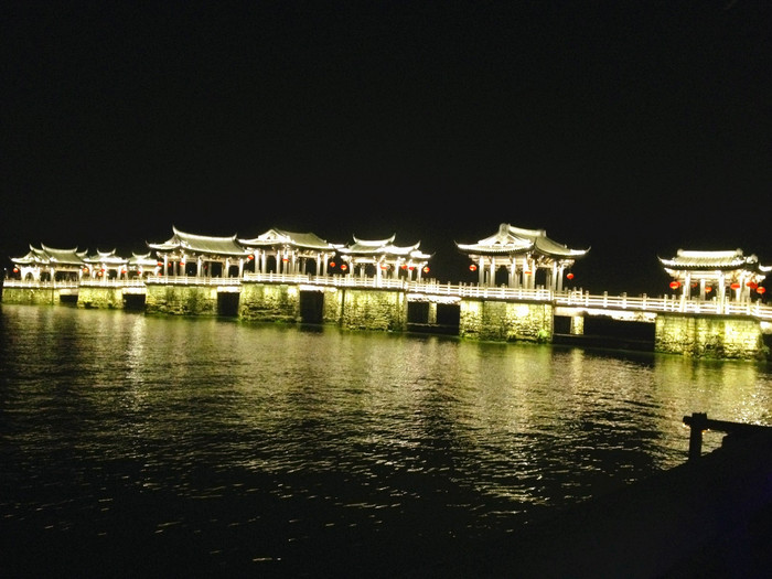 看看汕头市的濠江区石海南岸夜景; 7,潮州的广济桥夜晚的灯光秀