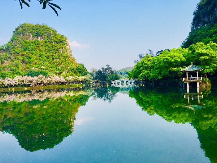 山,桥,亭子倒挂在水中.