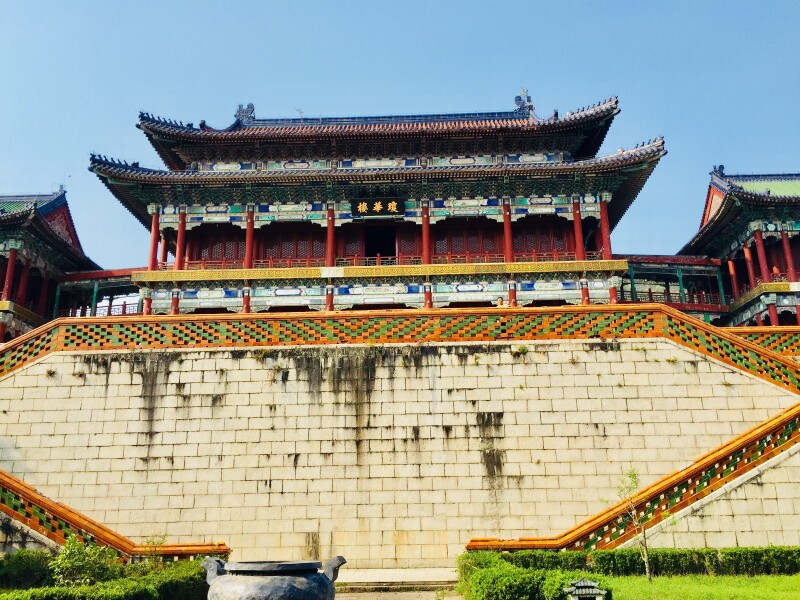 座落在圆明新园后面的琼华楼,庄严肃穆.