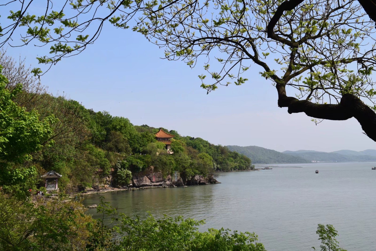 鼋头渚是横卧无锡太湖西北岸的一个半岛,因巨石突入湖中形状酷似神龟