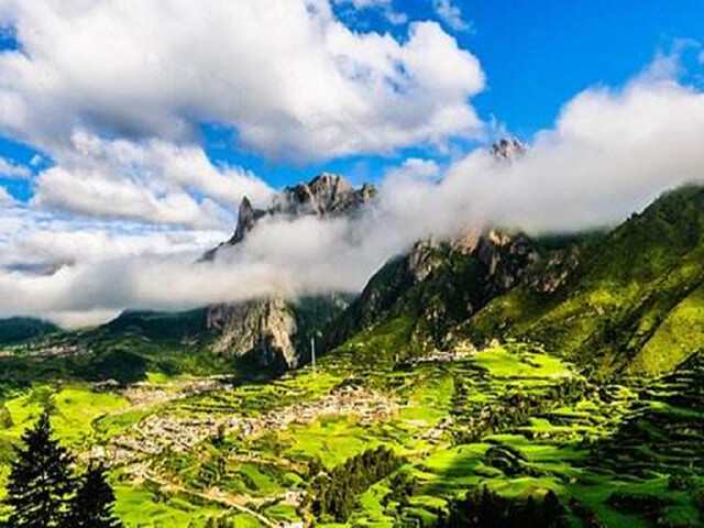 《中国国家地理》特别报道了扎尕那浑然天成的自然美景.