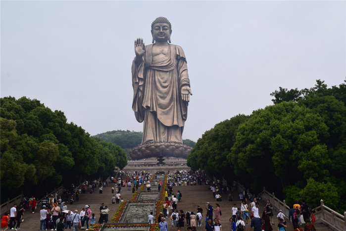 灵山大佛是一个世界著名景点,位于江苏省无锡市滨湖区马山国家风景