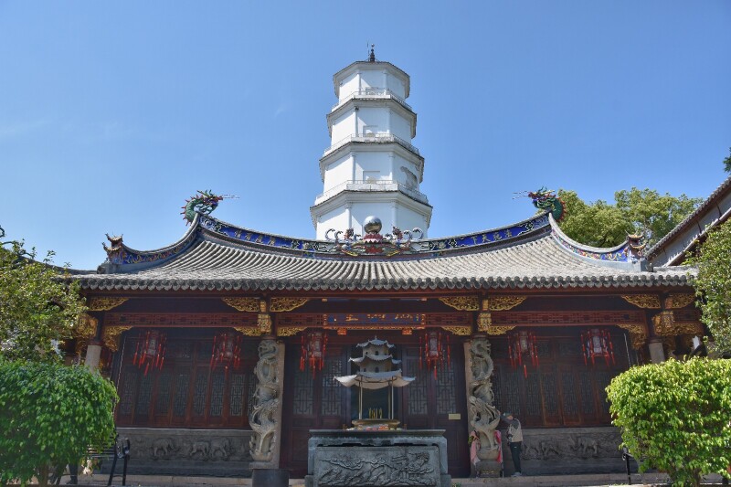 离开西禅寺,在于山风景区,偶遇一座通体如白玉的宝塔,福州