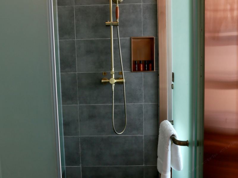 hotelPic