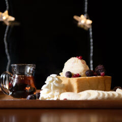 Toasted bread with honey and ice cream
