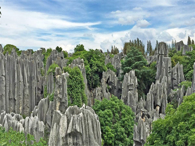 旅游攻略  石林景致区又称为云南石林,位于云南省昆明市石林彝族自治