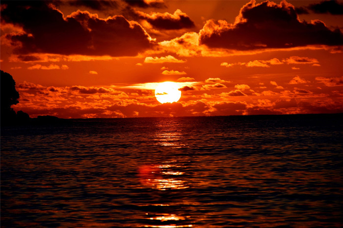随着太阳慢慢地沉入印度洋,天空和大海又变成了红色.