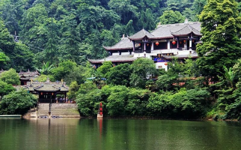 门票:青城山前山90元,后山20元.