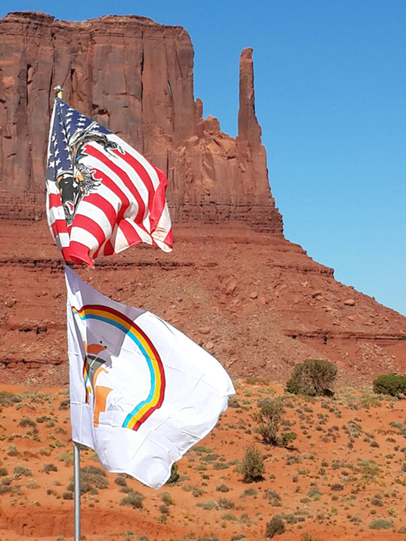 在美国到处可看到悬挂着国旗.这里上面是米国国旗,下面是犹他州州旗