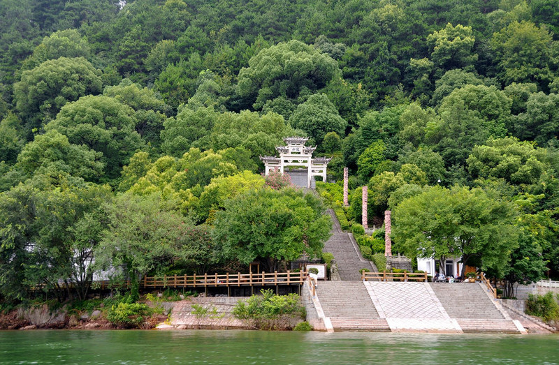 三潭岛三潭岛山寨遗风景区可欣赏到现场根雕,茶艺表演等;石磬馆可