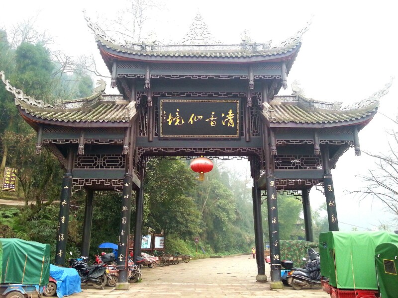 清音平湖位于清音阁,面积3万平方米,建立于峨眉山的宝现溪上.