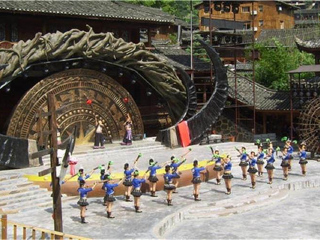 張家界玻璃棧道旅游價格多少_張家界玻璃棧道最適合旅游的季節(jié)_到張家界玻璃棧道旅游報團價格
