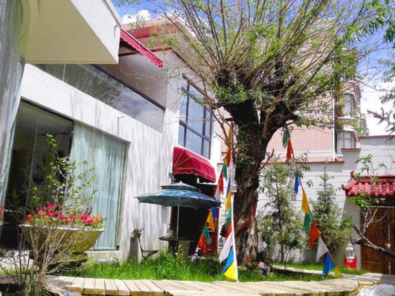 拉萨格桑花香水岸酒店