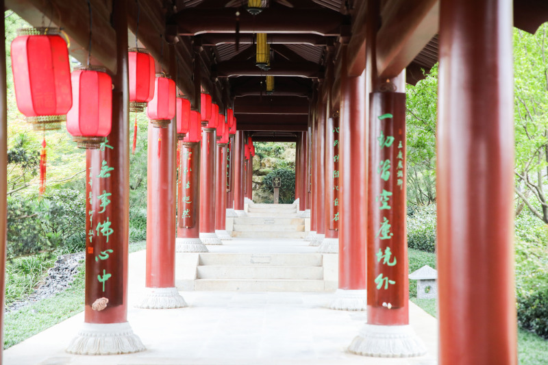 牛头禅文化旅游园位于牛首山东峰南侧山腰,以