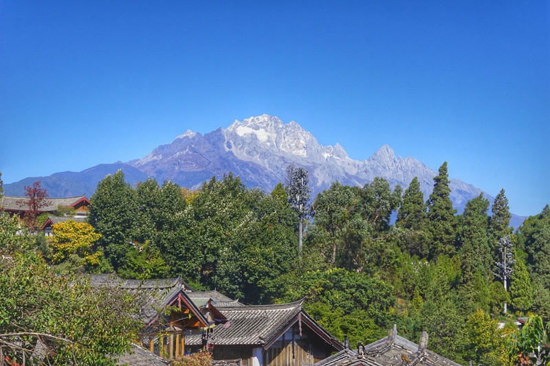 木府后门和狮子山相通,可以上山去万古楼远眺玉龙雪山,俯瞰古城