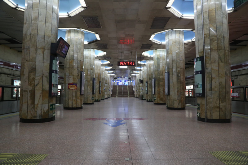 这是天安门东地铁站厅  坐1#线→2#线  于20:00点到东直门站  再换乘