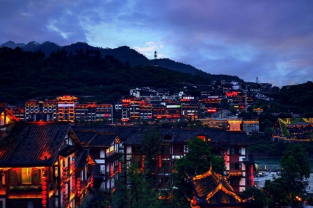 <贵州茅台1日游>红色之旅酱香文化、含中餐、参观国酒文化城亲临茅台镇百年传承酒厂 <贵州茅台1日游>红色之旅酱香文化、含中餐、参观国酒文化城亲临茅台镇百年传承酒厂