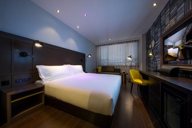 hotelPic