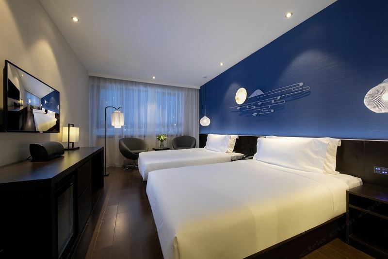 hotelPic
