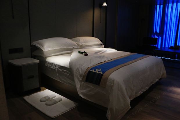 hotelPic