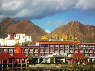 西藏林芝自由行還是跟團(tuán)好_去西藏林芝旅游怎么走_(dá)西藏林芝最佳旅游路線