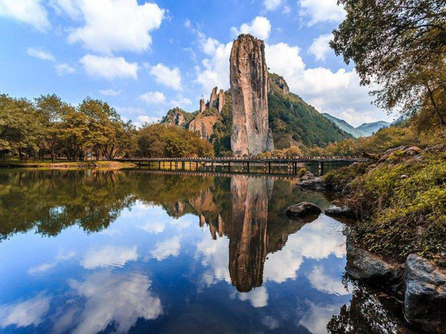 后跨赤龙升天而去的地方;鼎湖峰是整个浙江省缙云县仙都风景名胜区的