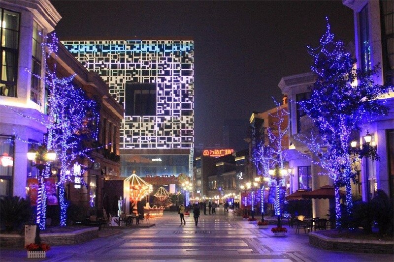 撑到不行,想说去看看夜景散散步,就去到了楚河汉街