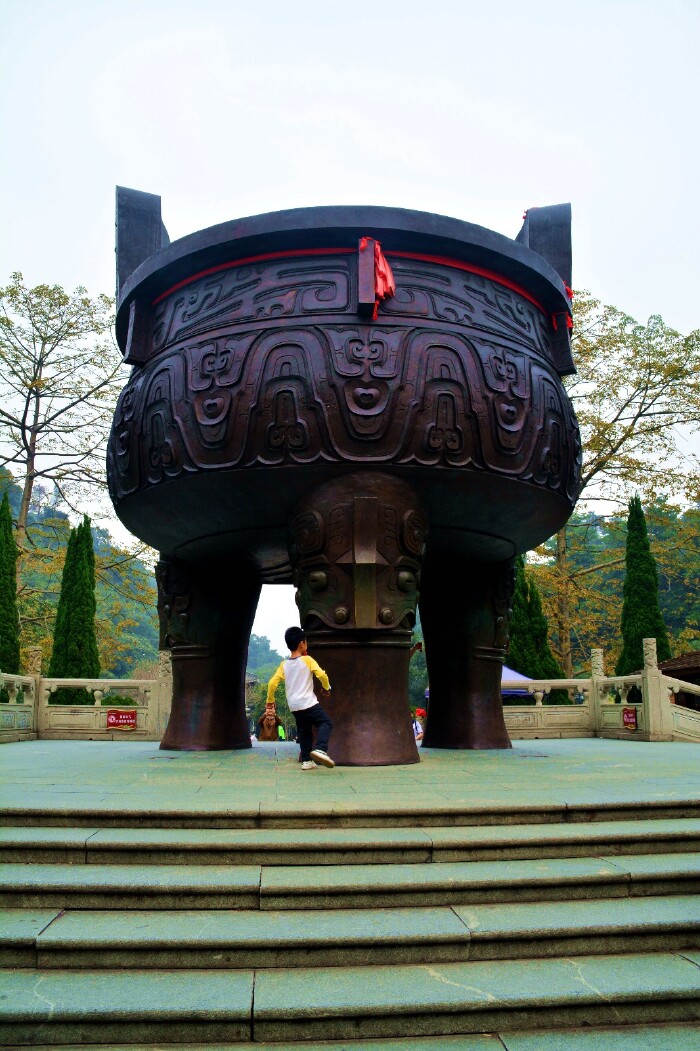 宝鼎园以展现中国古代鼎文化为主题,将中国著名的青铜器鼎,鼎文化与