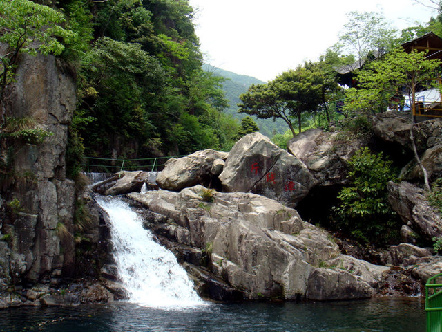 五瀑潭,戏水潭,斤线潭,静水潭等,石谷有灵气,灵石成山谷……景区火山